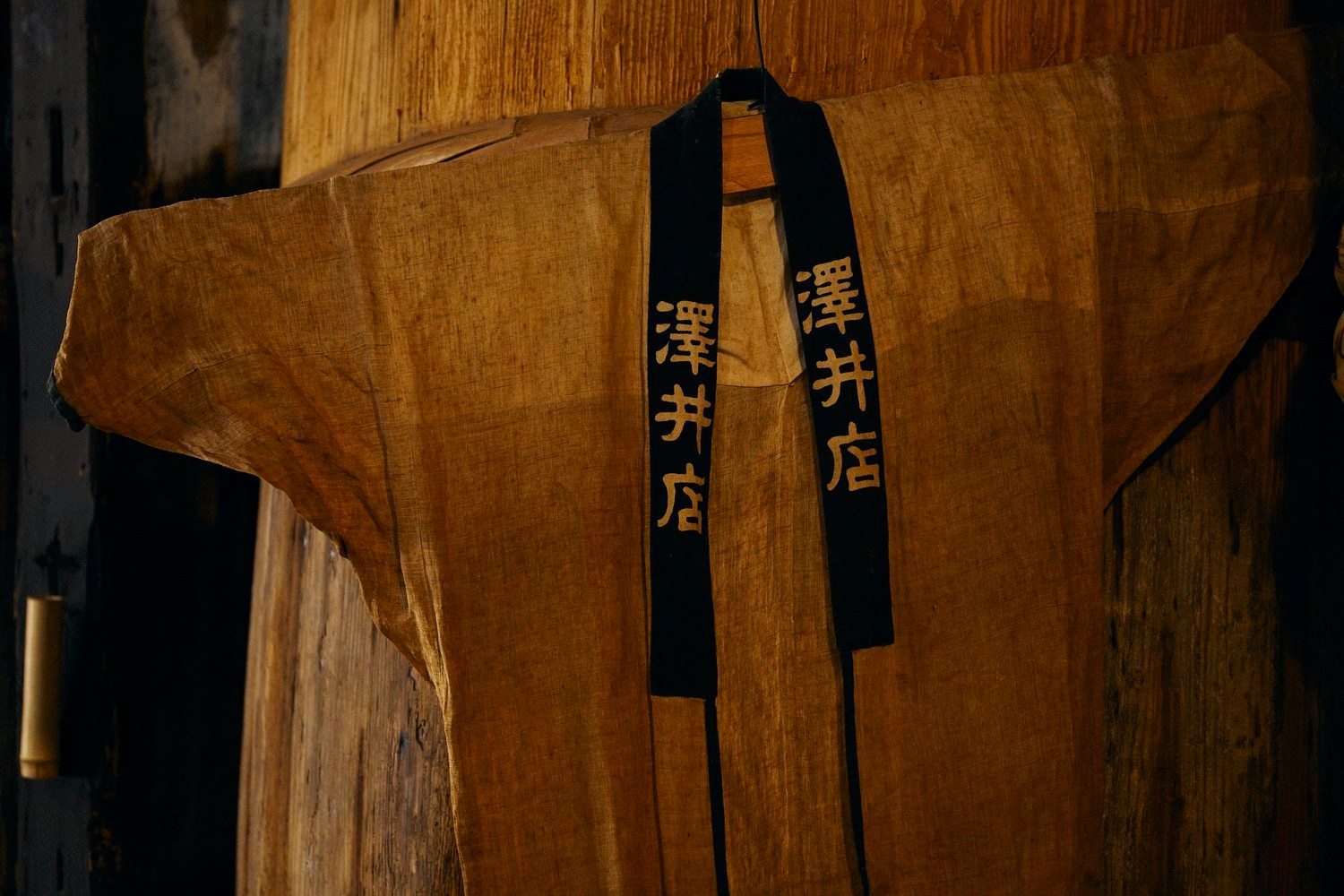 柱に掛かる半纏